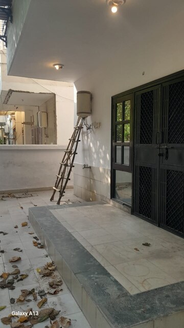 Balcony in 2 BHK Builder Floor at Unitech South City II, Sector 50 – for Rent