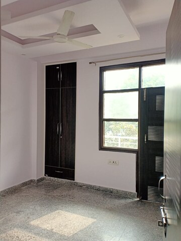 Room in 3 BHK Builder Floor at Uppal Southend, Sector 49 – for Rent