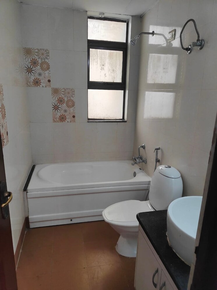 Bathroom, vijay-ratan-vihar 3 Bedroom 1200 Sq.Ft. Apartment In Sector 15 Gurgaon 9239860