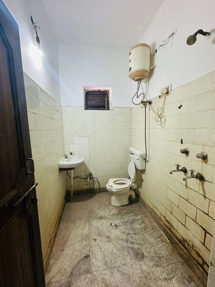 Bathroom, saket 1 Bedroom 600 Sq.Ft. Builder Floor In Saket Delhi 9239907