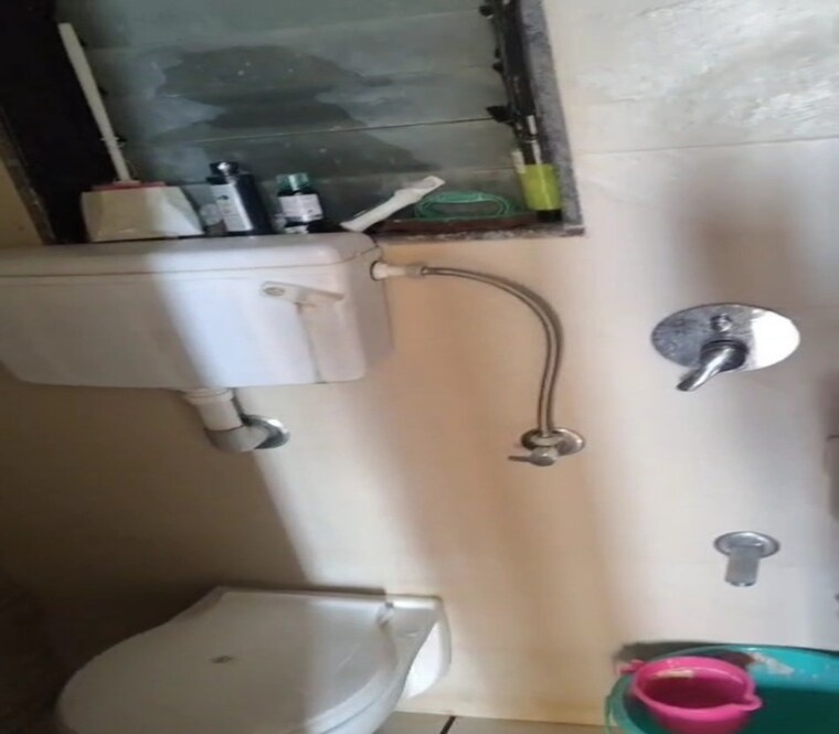 Bathroom, dadar east 1.5 Bedroom 700 Sq.Ft. Apartment In Dadar East Mumbai 9239921