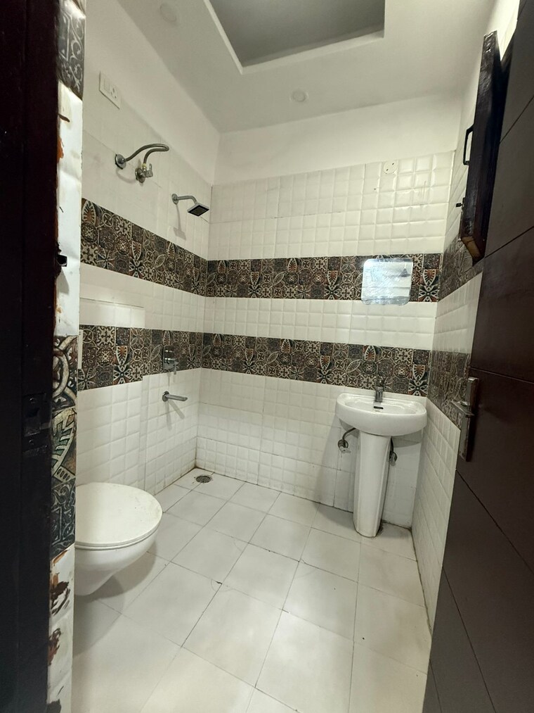 Bathroom, pir machalla 3 Bedroom 1300 Sq.Ft. Builder Floor In Pir Machalla Zirakpur 9239954