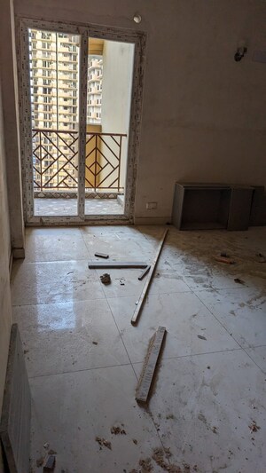 Room in 2 BHK Apartment at Saya Gold Avenue, Vaibhav Khand – for Sale