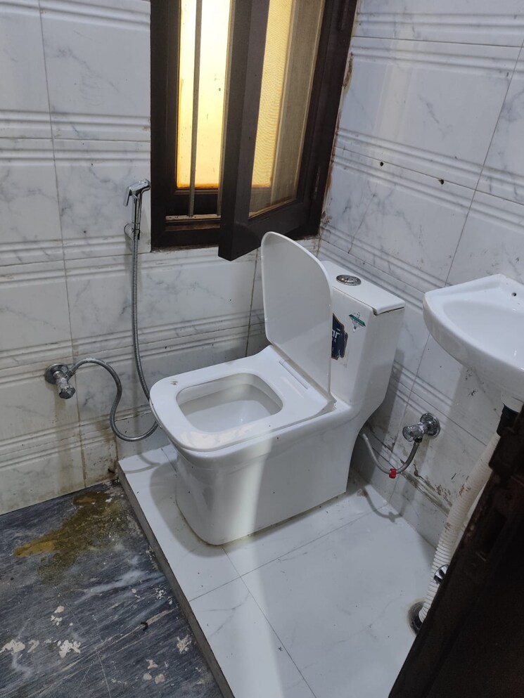 Bathroom, arun-vihar-sector-37 1 RK 300 Sq.Ft. Apartment In Sector 37 Noida 9240110