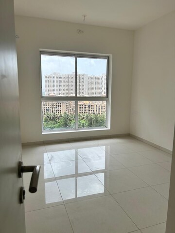 Room in 2 BHK Apartment at Godrej Green Vistas, Mahalunge – for Rent