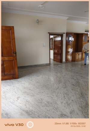 Room in 4 BHK Independent House at Gomti Nagar – for Rent