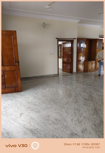 Room in 4 BHK Independent House at Gomti Nagar – for Rent