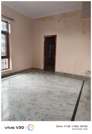 Room in 4 BHK Independent House at Gomti Nagar – for Rent