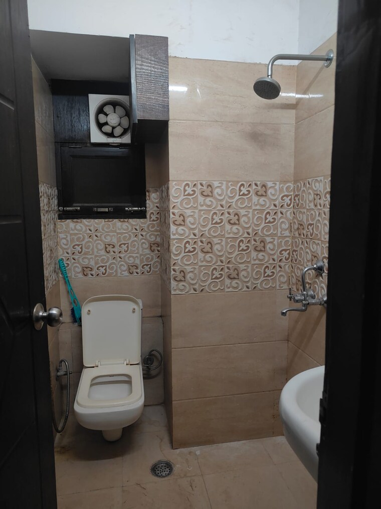 Bathroom, sector 46 2 Bedroom 1200 Sq.Ft. Builder Floor In Sector 46 Gurgaon 9240160