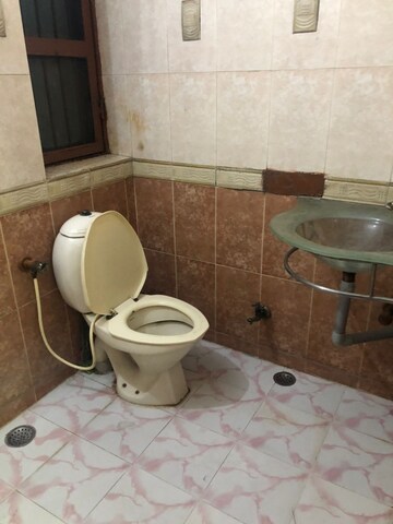 Bathroom in 2 BHK Apartment at Maj Udai Apartment, Sector 29 – for Rent