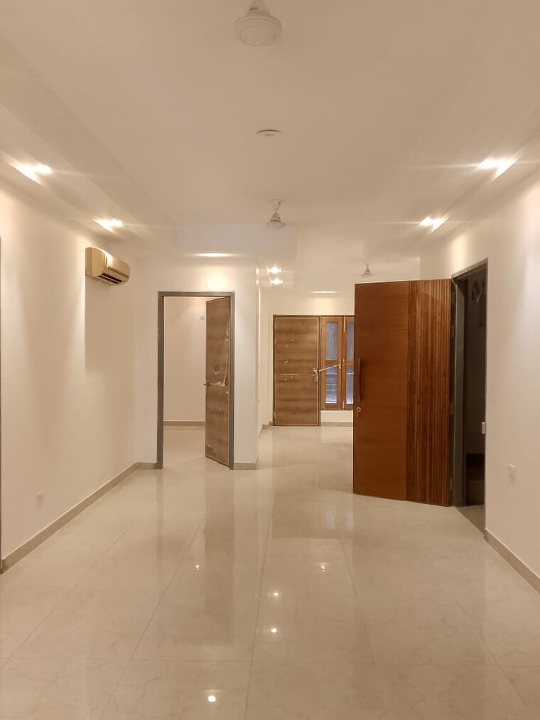 Room, smart-world-gems 2.5 Bedroom 1250 Sq.Ft. Apartment In Sector 89 Gurgaon 9240248