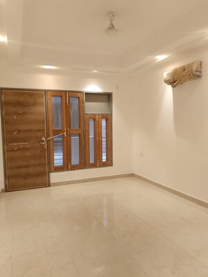 Room in 2.5 BHK Apartment at Smart World Gems, Sector 89 – for Rent