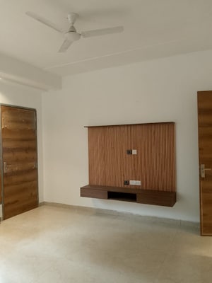 Room in 2.5 BHK Apartment at Smart World Gems, Sector 89 – for Rent
