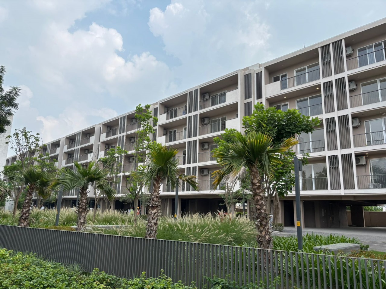 2.5 BHK + Servant Room,Extra Room Apartment For Rent in Smart World Gems