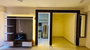 Room in 2.5 BHK Apartment at Smart World Gems, Sector 89 – for Rent