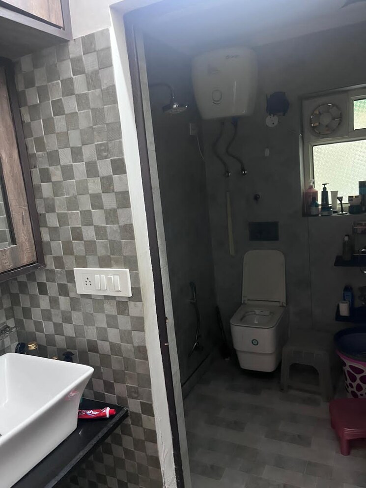 Bathroom, sector 12 dwarka 2 Bedroom 1200 Sq.Ft. Apartment In Sector 12 Dwarka Delhi 9240321