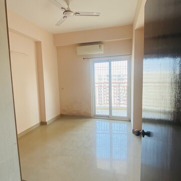 Room in 2.5 BHK Apartment at Mahagun Moderne, Sector 78 – for Rent