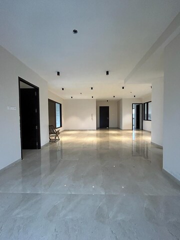 Room in 3 BHK Apartment at Lake Front Solitaire, Powai – for Sale