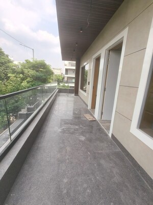 Balcony in 3 BHK Villa at Sector 43 – for Rent