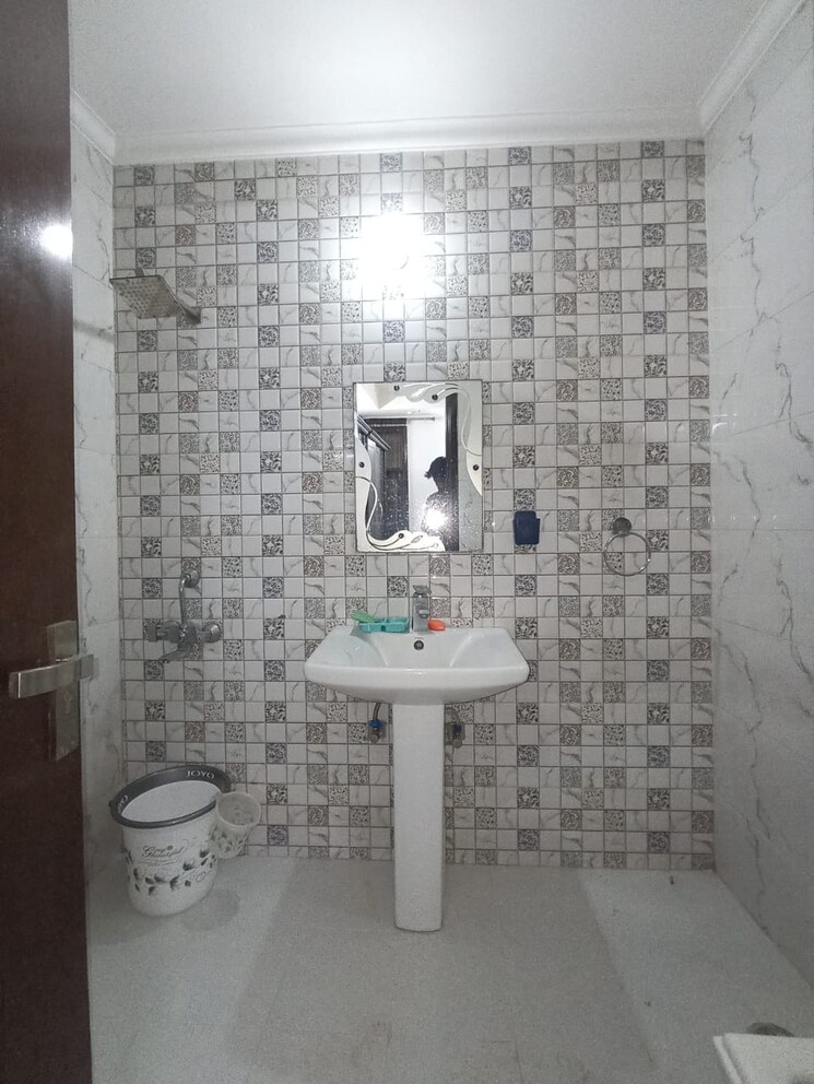 Bathroom, freedom fighters enclave 3 Bedroom 1500 Sq.Ft. Builder Floor In Freedom Fighters Enclave Delhi 9240384