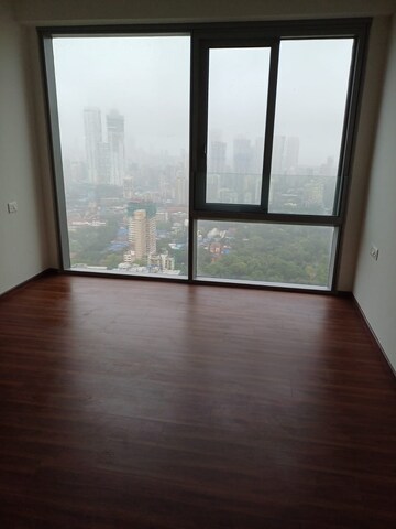 Room in 2 BHK Apartment at Piramal Aranya, Byculla – for Rent