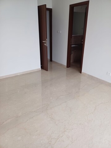 Room in 2 BHK Apartment at Piramal Aranya, Byculla – for Rent
