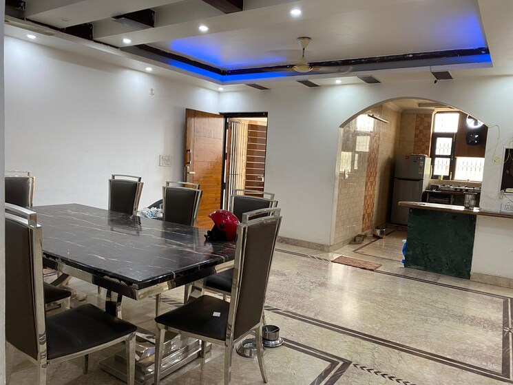 Gym, paschim vihar 3 Bedroom 250 Sq.Yd. Builder Floor In Paschim Vihar Delhi 9134000