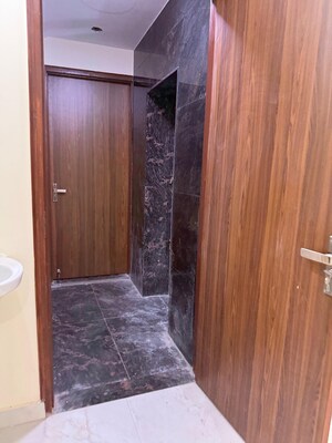 Furnished Amenities in 3 BHK Builder Floor at Molarband – for Sale