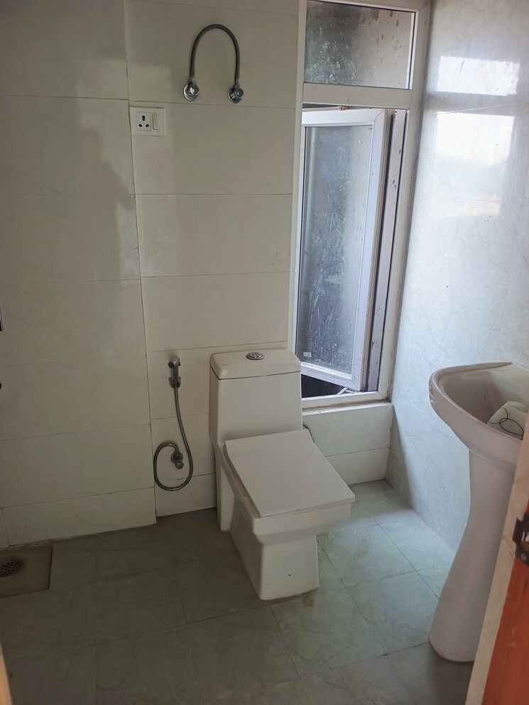 Attached Bathroom, earthcon-casa-grande-ii 2.5 Bedroom 1325 Sq.Ft. Apartment In Chi V Greater Noida Greater Noida 9240540