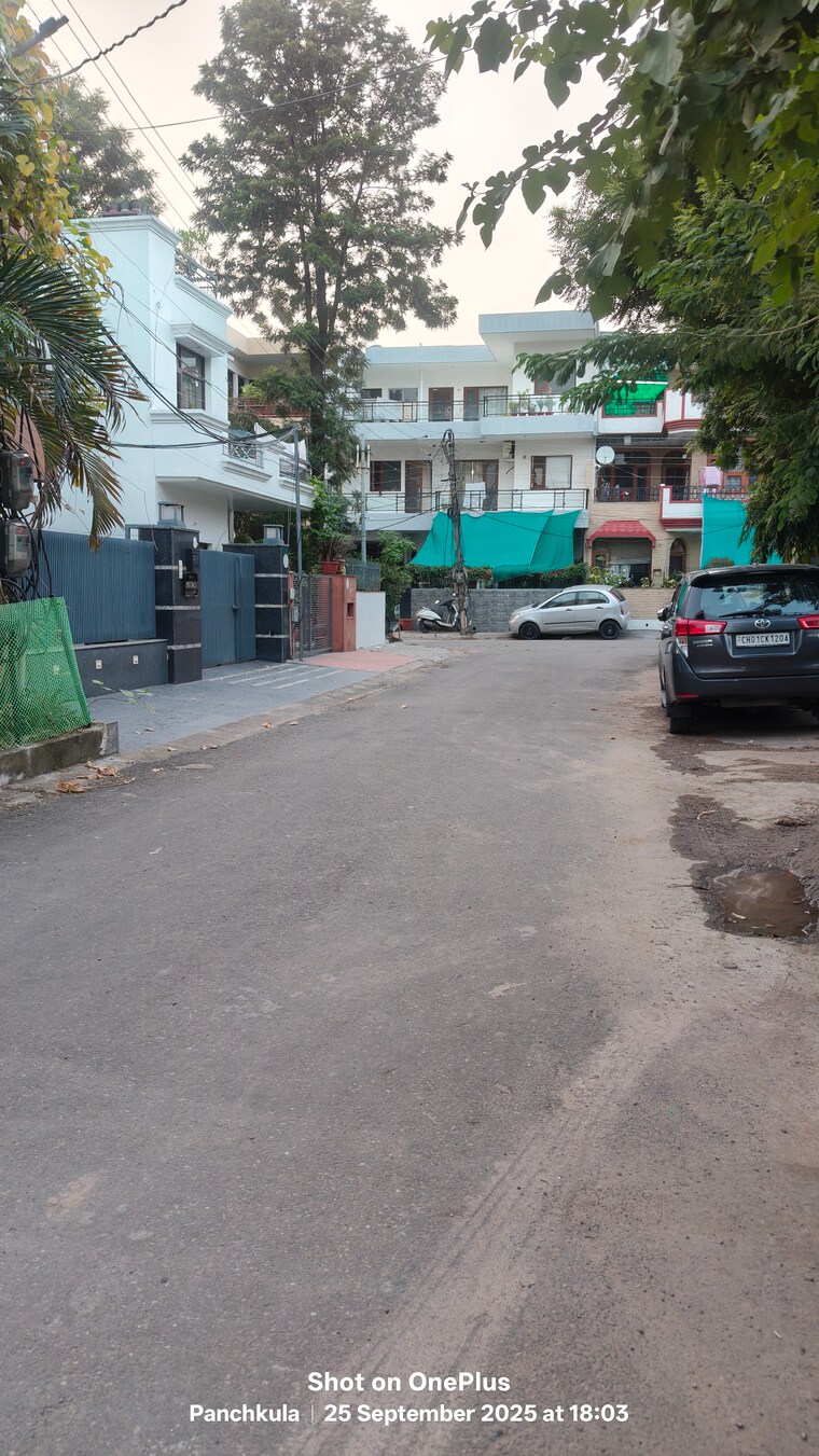  Parking, sector 12 panchkula 3.5 Bedroom 250 Sq.Yd. Builder Floor In Sector 12 Panchkula Panchkula 9240552