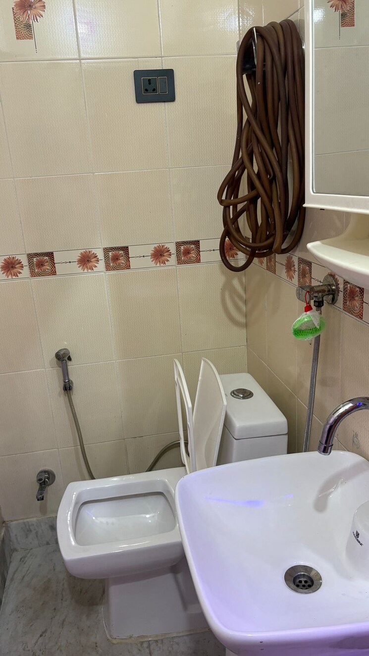 Bathroom, vaishali sector 6 2 Bedroom 880 Sq.Ft. Builder Floor In Vaishali Sector 6 Ghaziabad 9240587