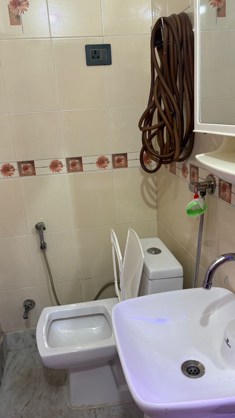 Bathroom, vaishali sector 6 2 Bedroom 880 Sq.Ft. Builder Floor In Vaishali Sector 6 Ghaziabad 9240587