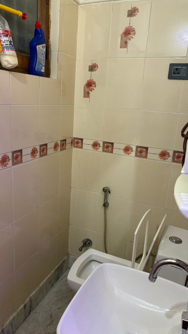 Bathroom, vaishali sector 6 2 Bedroom 880 Sq.Ft. Builder Floor In Vaishali Sector 6 Ghaziabad 9240587