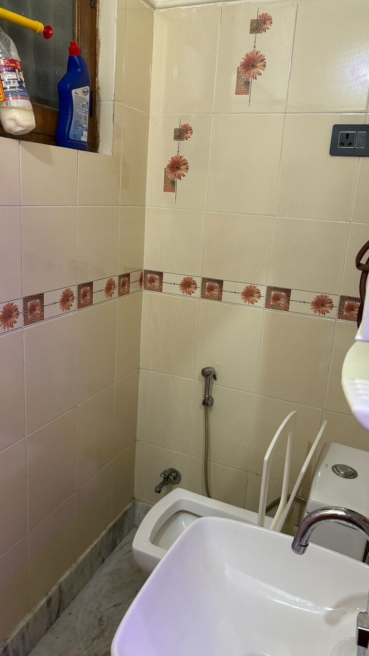 Bathroom, vaishali sector 6 2 Bedroom 880 Sq.Ft. Builder Floor In Vaishali Sector 6 Ghaziabad 9240587