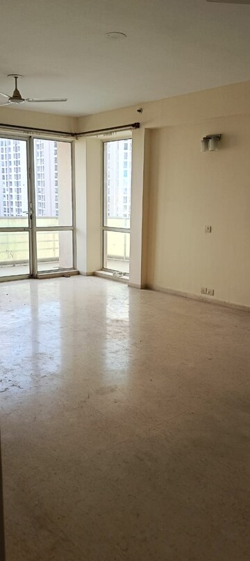 Room in 3.5 BHK Apartment at Unitech Harmony, Sector 50 – for Rent