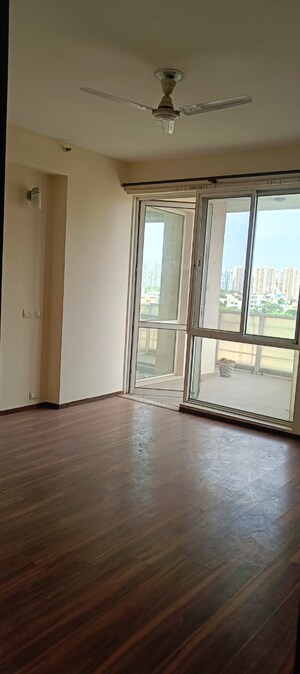 Room in 3.5 BHK Apartment at Unitech Harmony, Sector 50 – for Rent