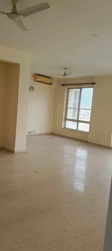 Room in 3.5 BHK Apartment at Unitech Harmony, Sector 50 – for Rent