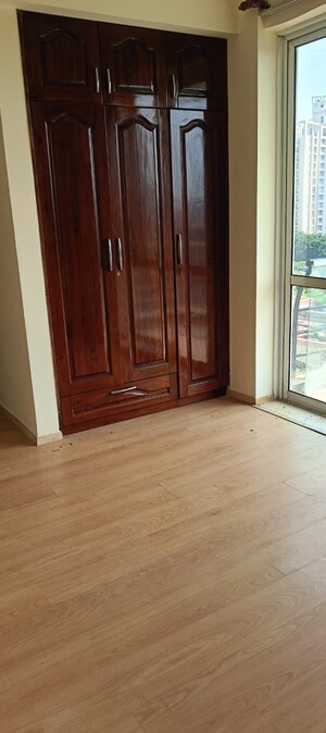 Room in 3.5 BHK Apartment at Unitech Harmony, Sector 50 – for Rent