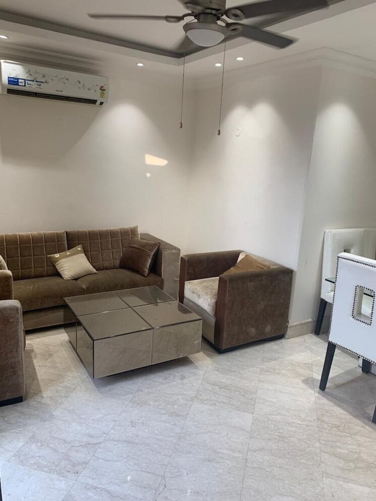 Living Room, defence colony 2.5 Bedroom 217 Sq.Yd. Builder Floor In Defence Colony Delhi 9240673