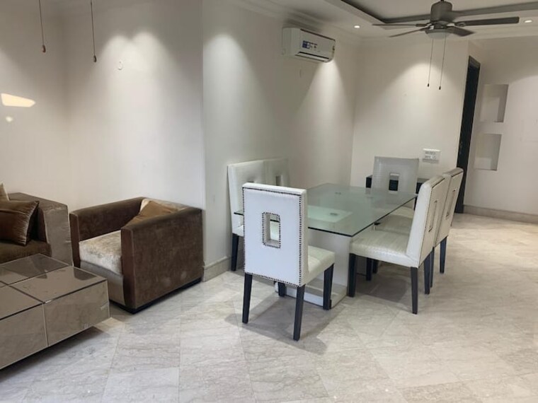 Living Room, defence colony 2.5 Bedroom 217 Sq.Yd. Builder Floor In Defence Colony Delhi 9240673