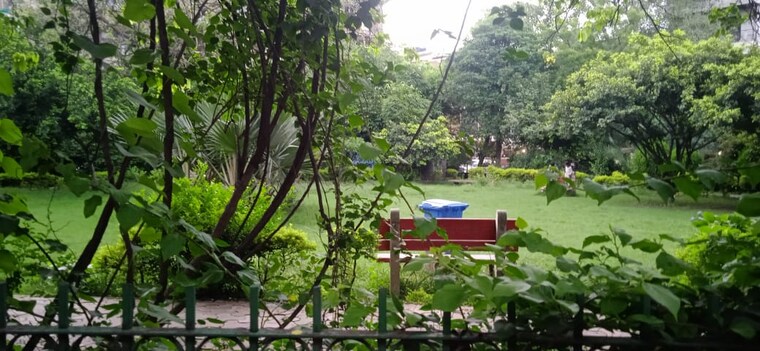 Garden, defence colony 2.5 Bedroom 217 Sq.Yd. Builder Floor In Defence Colony Delhi 9240673