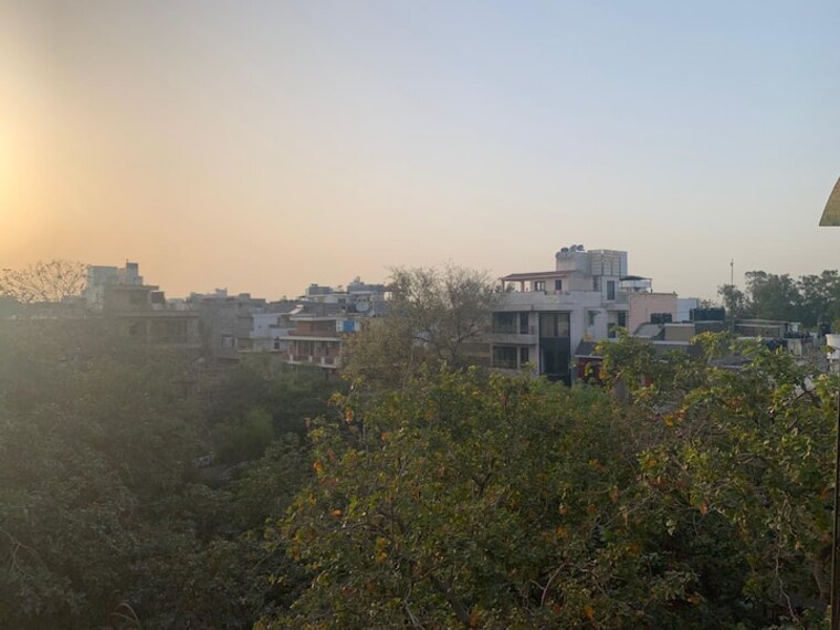 Master Bedroom, defence colony 2.5 Bedroom 217 Sq.Yd. Builder Floor In Defence Colony Delhi 9240673