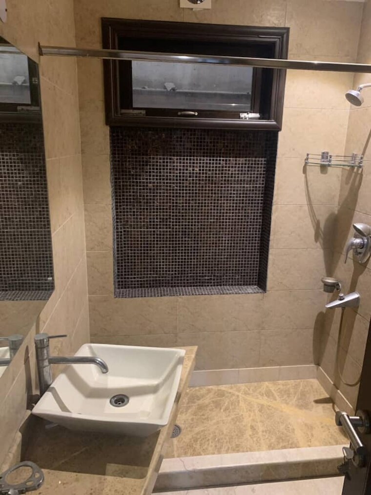 Bathroom, defence colony 2.5 Bedroom 217 Sq.Yd. Builder Floor In Defence Colony Delhi 9240673
