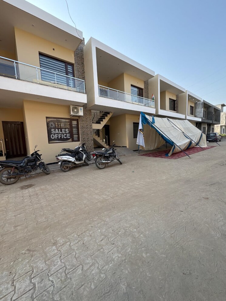  Parking, kharar road 3 Bedroom 92 Sq.Yd. Independent House In Kharar Road Mohali 9240680
