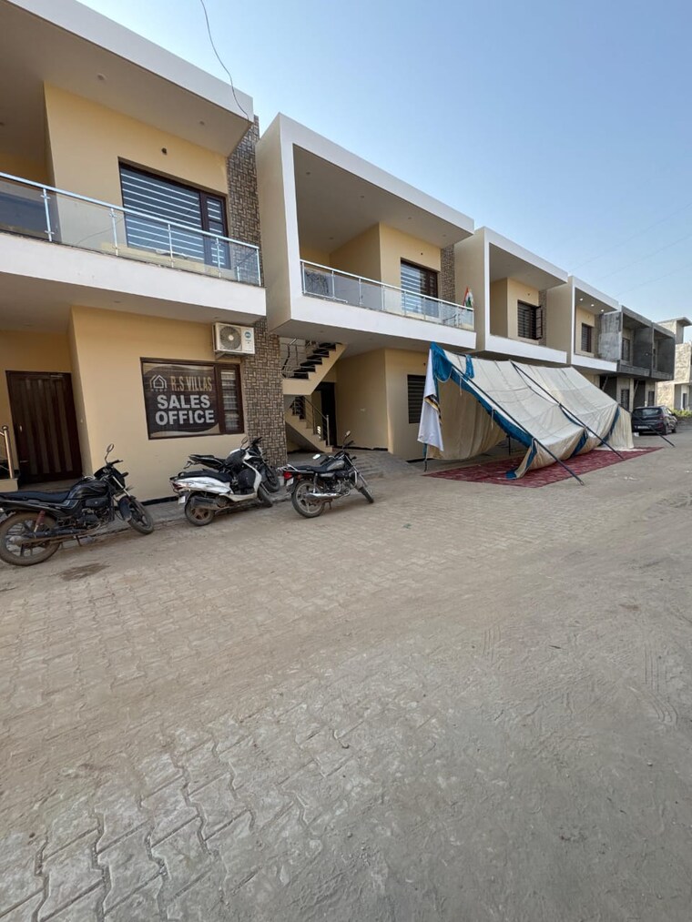  Parking, kharar road 3 Bedroom 92 Sq.Yd. Independent House In Kharar Road Mohali 9240680