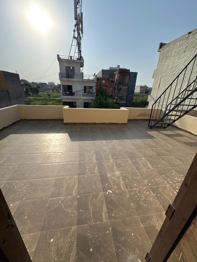 Terrace, kharar road 3 Bedroom 92 Sq.Yd. Independent House In Kharar Road Mohali 9240680