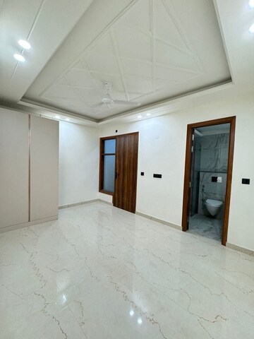 Room in 2 BHK Builder Floor at Saket – for Rent