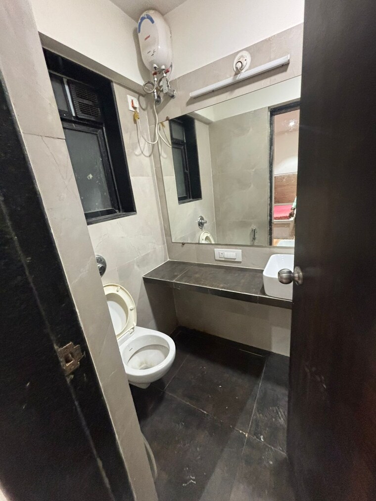 Bathroom, hubtown-hillcrest 2 Bedroom 687 Sq.Ft. Apartment In Andheri East Mumbai 9240751