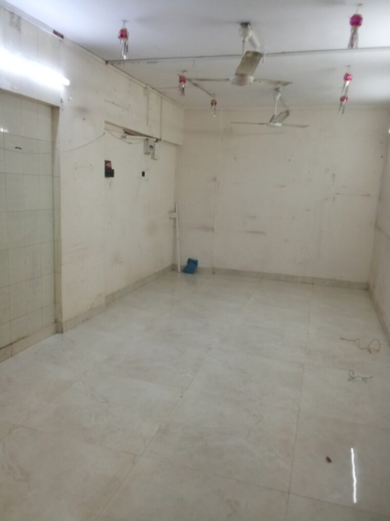 Room, goregaon west Commercial Shop 270 Sq.Ft. In Goregaon West Mumbai 9240826