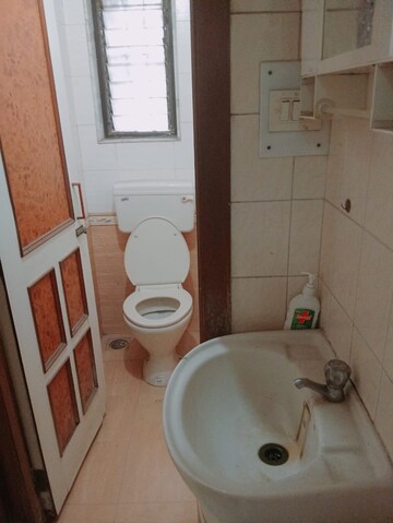 Bathroom in 2.5 BHK Apartment at Ashok Nagar Complex Ashok Nagar, Ashok Nagar – for Rent